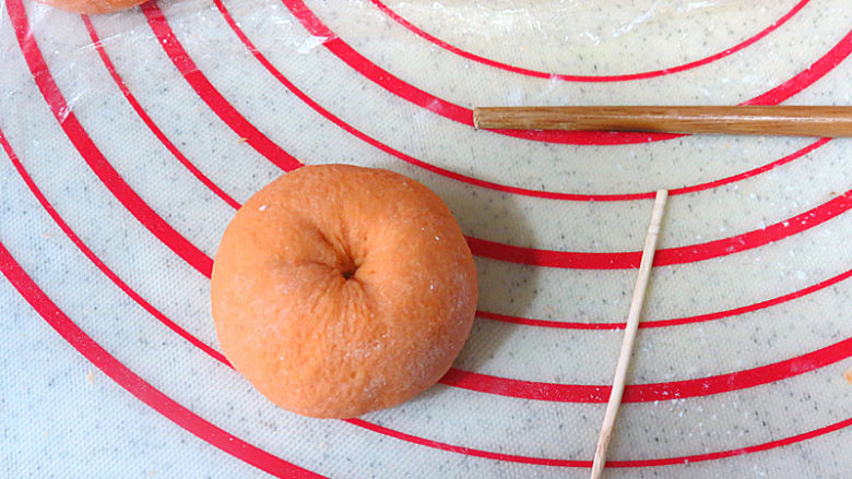 大吉大利之【橘子馒头】,用筷子在橘子中心扎个孔，用牙签在顶部划些痕