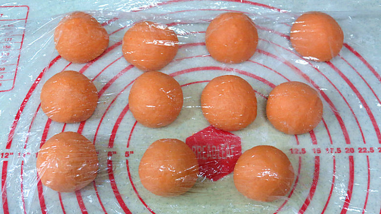 大吉大利之【橘子馒头】,均分成大约35克左右一个的小面团，揉圆