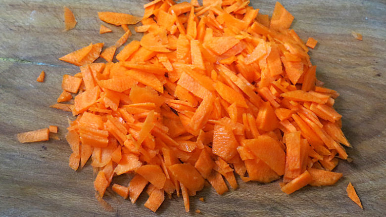 大吉大利之【橘子馒头】,把胡萝卜洗净去皮切小丁