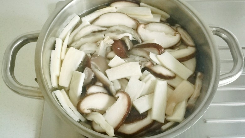 蚝油菌菇,锅中水烧开，把各种菌类放入锅中，焯水一分钟，捞出控干水份备用。