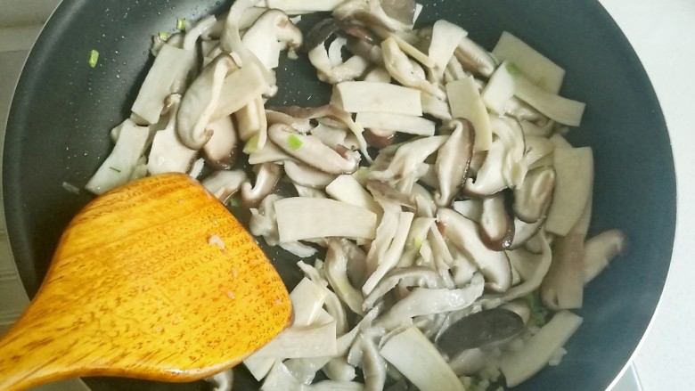 蚝油菌菇,用锅铲翻炒片刻。