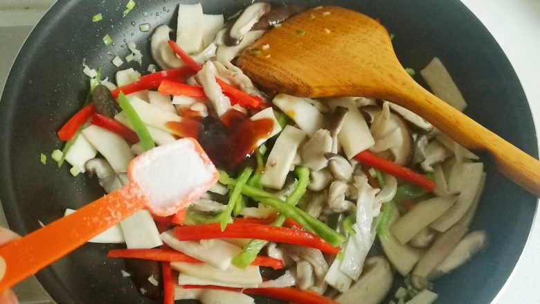蚝油菌菇,放入少许盐。