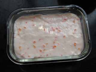 南极磷虾蒸虾糕,准备一个蒸盒，防粘效果不好的话先在容器底部和四周抹一层油。将虾泥倒入模具中。