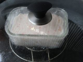 南极磷虾蒸虾糕,盖上保鲜膜，入锅先蒸20分钟。