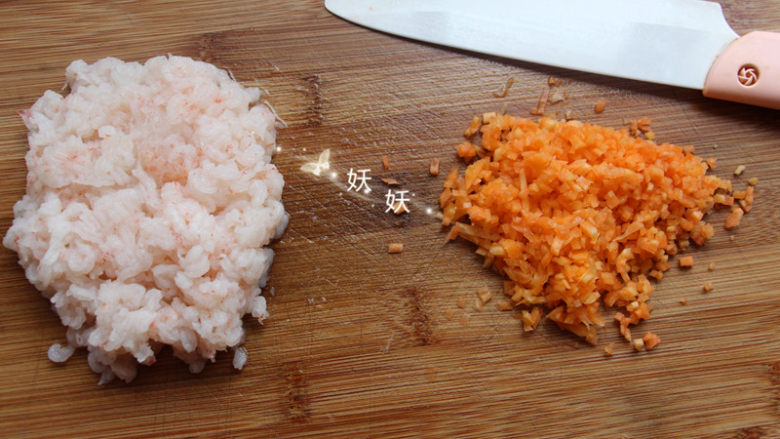 南极磷虾蒸虾糕,将胡萝卜切碎备用。