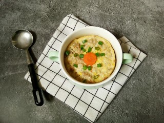 宝宝辅食~肉泥蒸蛋,在蒸熟的蛋羹上面放个胡萝卜花点缀，洒上葱花即可食用。