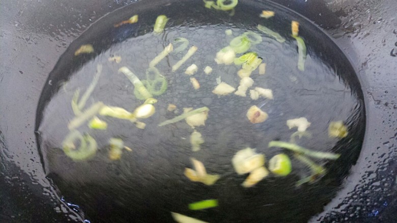 菠菜鸡蛋柿子汤,然后加温水