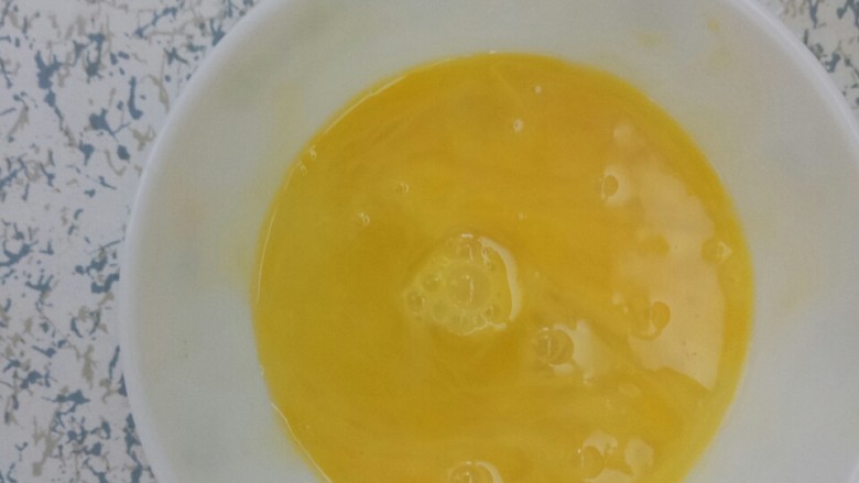 菠菜鸡蛋柿子汤,把鸡蛋打入碗中，打散搅匀