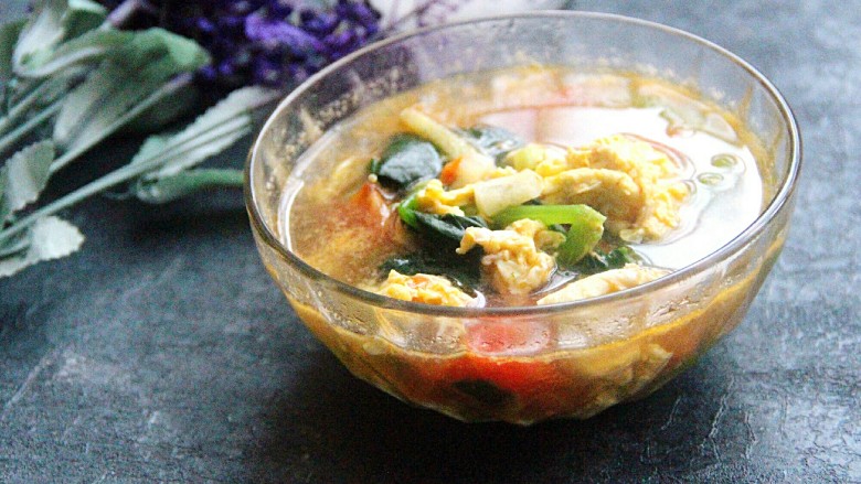 菠菜鸡蛋柿子汤,热乎乎的汤，来一碗吧