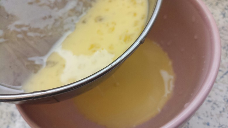 牛奶鸡蛋羹,然后过一下筛，这样为了蛋羹更加细腻光滑