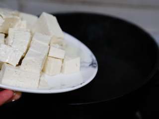 麻婆豆腐,勺一锅水，水开后放入切好的豆腐。