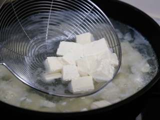 麻婆豆腐,捞起焯好的豆腐。