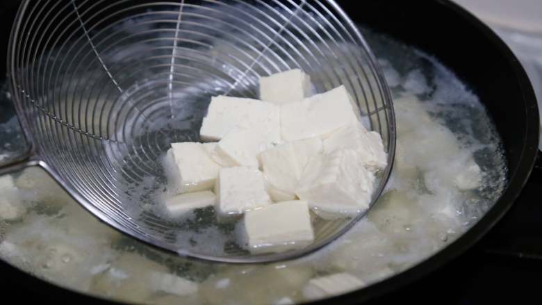 麻婆豆腐,捞起焯好的豆腐。