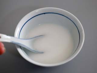 麻婆豆腐,一勺淀粉和半碗水调成水淀粉。