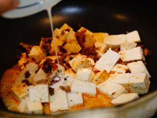 麻婆豆腐,炒好到肉里放入豆腐，倒入水淀粉。