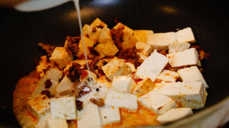 麻婆豆腐,炒好到肉里放入豆腐，倒入水淀粉。