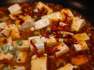 麻婆豆腐,煮一会，放入辣椒丝和小葱，收汁后起锅。