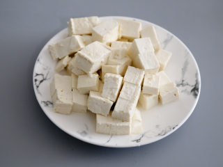 麻婆豆腐,豆腐切小方块。