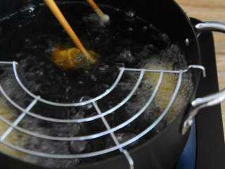 如果你爱吃甜，那么绝对不能错过这道菜,筷子入油迅速起泡时下肉条。