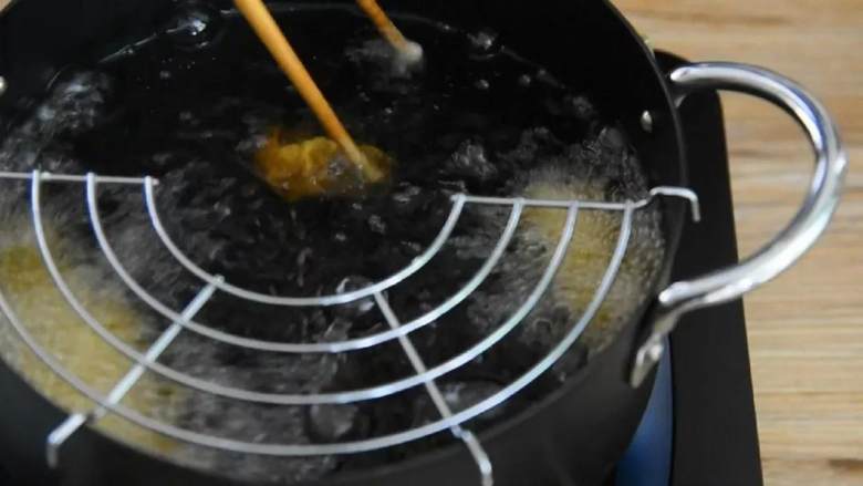 如果你爱吃甜，那么绝对不能错过这道菜,筷子入油迅速起泡时下肉条。