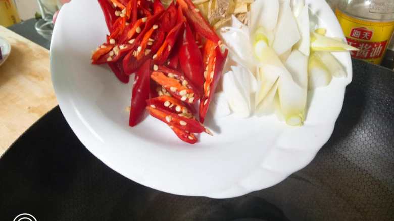 老干妈炒鸡心,倒入切好的红辣椒、大葱、洋葱