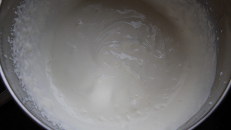 8寸芒果慕斯,用电动打蛋器搅打至6,7分发，可以流动的厚糊状态。