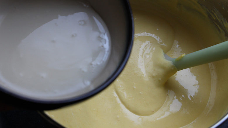 8寸芒果慕斯,之前用冷水泡过的吉利丁片加一点点淡奶油，隔水融化成液态，加入到搅拌好的慕斯糊中。