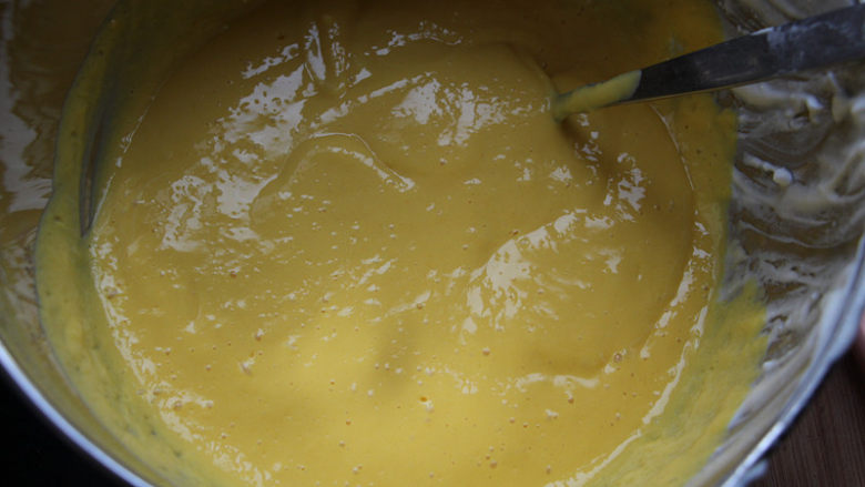 8寸芒果慕斯,将芒果和酸奶用破壁机或者搅拌机搅打成芒果泥。