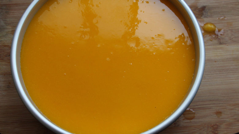 8寸芒果慕斯,将搅拌好的芒果汁倒在慕斯蛋糕上，继续冷藏至凝固就可以了。