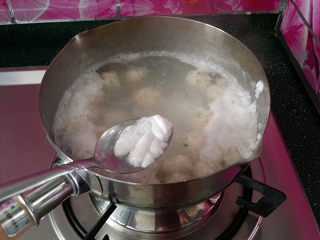 磷虾丸子苜蓿汤#宝宝辅食#,汤水很快煮开沸腾，用汤勺撇去浮沫
