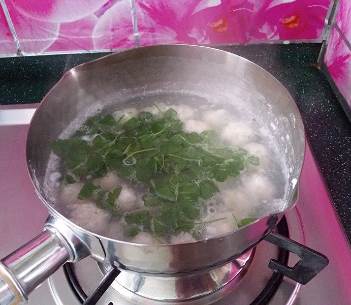 磷虾丸子苜蓿汤#宝宝辅食#,下入苜蓿菜叶子