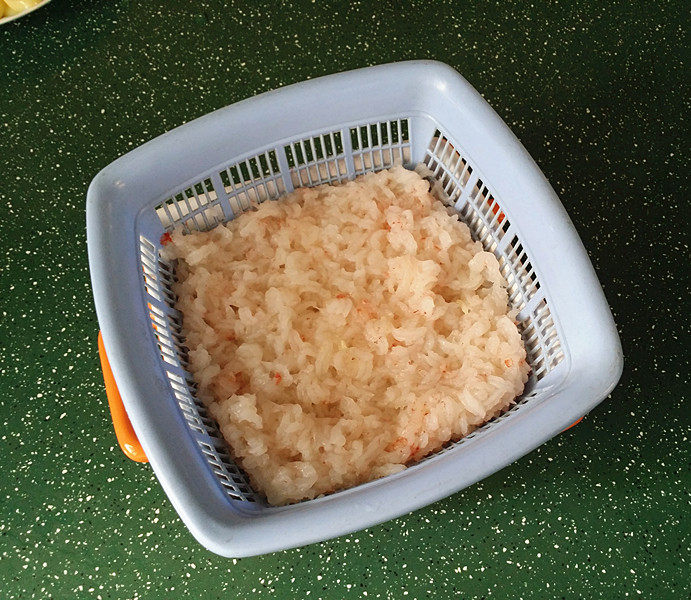 磷虾丸子苜蓿汤#宝宝辅食#,化开后可以直接烹饪、先可放至菜篮内用清水冲洗下，过滤掉海水的味道