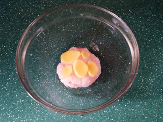 磷虾丸子苜蓿汤#宝宝辅食#,然后挤干水份放碗中、上面放几片生姜或柠檬片腌制10分钟后取出姜片