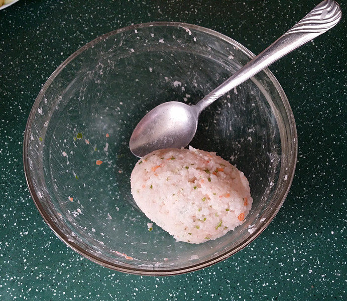 磷虾丸子苜蓿汤#宝宝辅食#,借助汤匙舀起磷虾肉团、轻轻地上下摔打几次上劲成团。