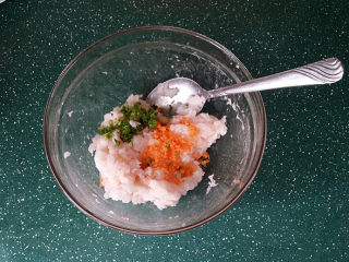 磷虾丸子苜蓿汤#宝宝辅食#,接着倒入苜蓿头和胡萝卜碎