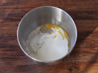 酸奶小吐司,将除黄油外所有材料混合均匀，启动揉面，起粗膜时加入黄油继续揉