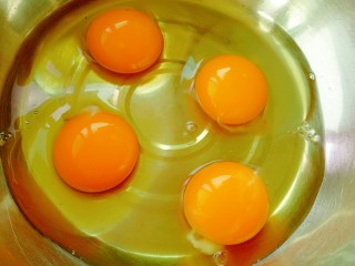 无油无水脆皮小蛋糕,在盆中打入4个鸡蛋（盆要无油无水）
