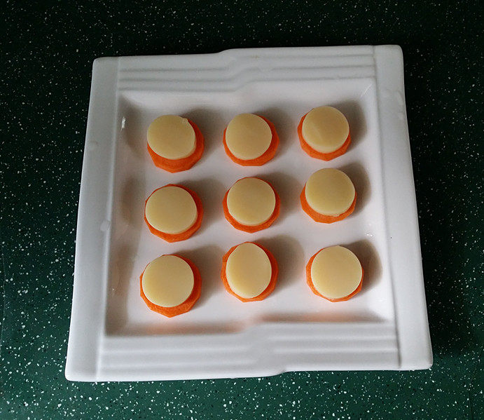 磷虾仁玉子豆腐#宝宝辅食#,与胡萝卜片一起放至干净的餐盘中