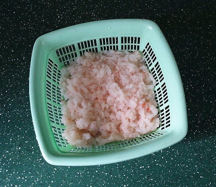 磷虾仁玉子豆腐#宝宝辅食#,化开后可以直接烹饪、先可放至菜篮内用清水冲洗下，过滤掉海水的味道