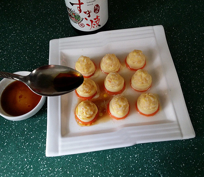 磷虾仁玉子豆腐#宝宝辅食#,取出餐盘，将刚调好的蘸汁均匀地淋在蛋黄磷虾玉子豆腐上