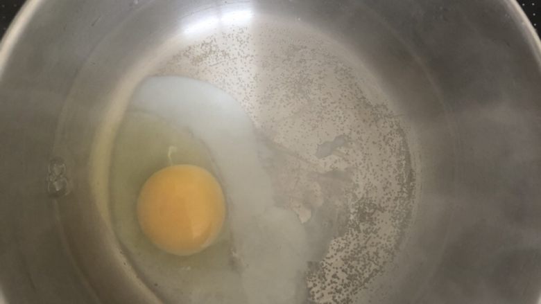 豪华版辛拉面,煮水，把蛋轻轻倒入，中小火煮8分钟（温泉蛋）