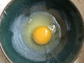 豪华版辛拉面,在碗里轻磕出一个蛋