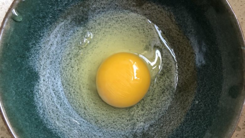 豪华版辛拉面,在碗里轻磕出一个蛋