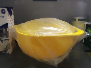 黑麦酵种斯佩尔特spelt短棍面包,盖保鲜膜室温28度发酵半小时后，放进冰箱4度冷藏发酵12～17小时。