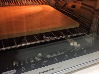 黑麦酵种斯佩尔特spelt短棍面包,预留进烤箱前50分钟的时间，用最高温度（我的小烤箱只能达到230～250度）预热烤箱，石板，最底层放一个空烤盘，空烤盘里放一些烘焙石子。
