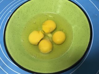 韭菜鸡蛋盒子,鸡蛋打入碗中放入适量盐搅拌均匀。