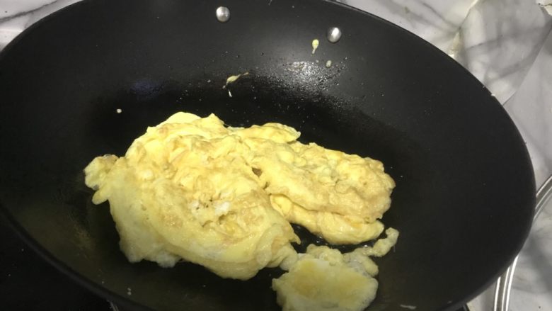 韭菜鸡蛋盒子,锅中倒入少许食用油，把鸡蛋炒至金黄即可。