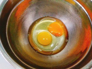 海绵纸杯蛋糕,全蛋打发，取一个无水无油的盆打入鸡蛋，鸡蛋选大个点的，每个带壳至少要60克以上哦