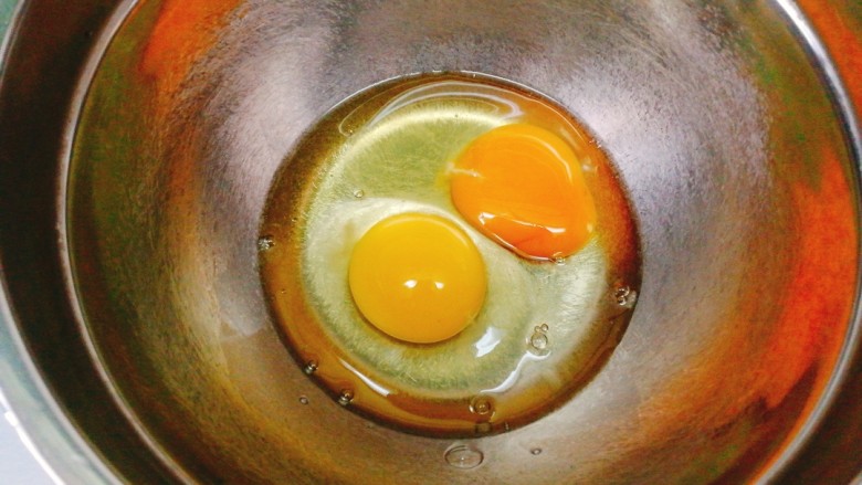 海绵纸杯蛋糕,全蛋打发，取一个无水无油的盆打入鸡蛋，鸡蛋选大个点的，每个带壳至少要60克以上哦