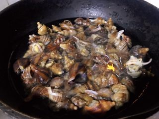 香葱拌小海螺,海螺洗净锅中加入适量清水放入盐大火煮6-8分钟